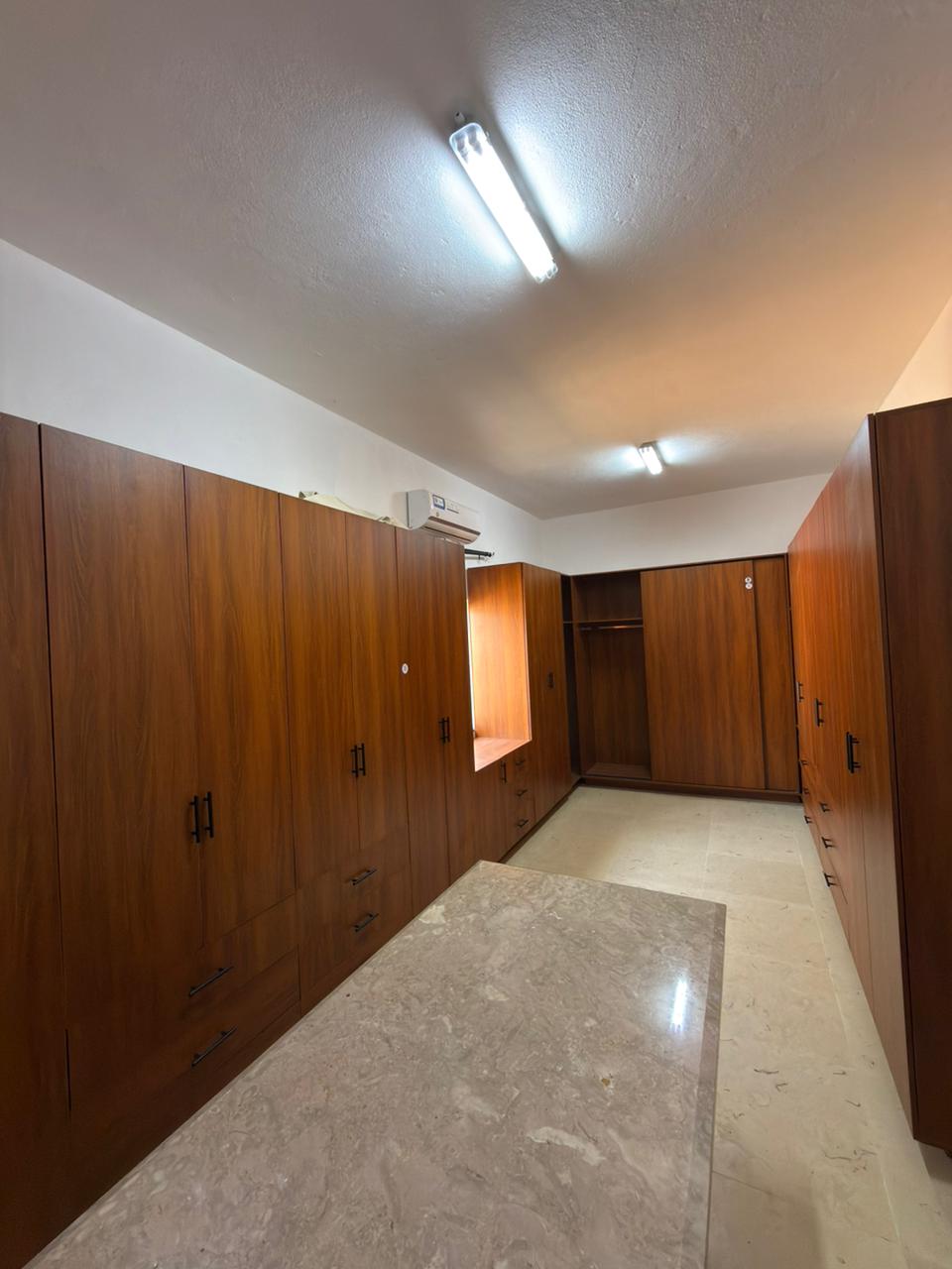 Closet planejado sob medida elegante e funcional.