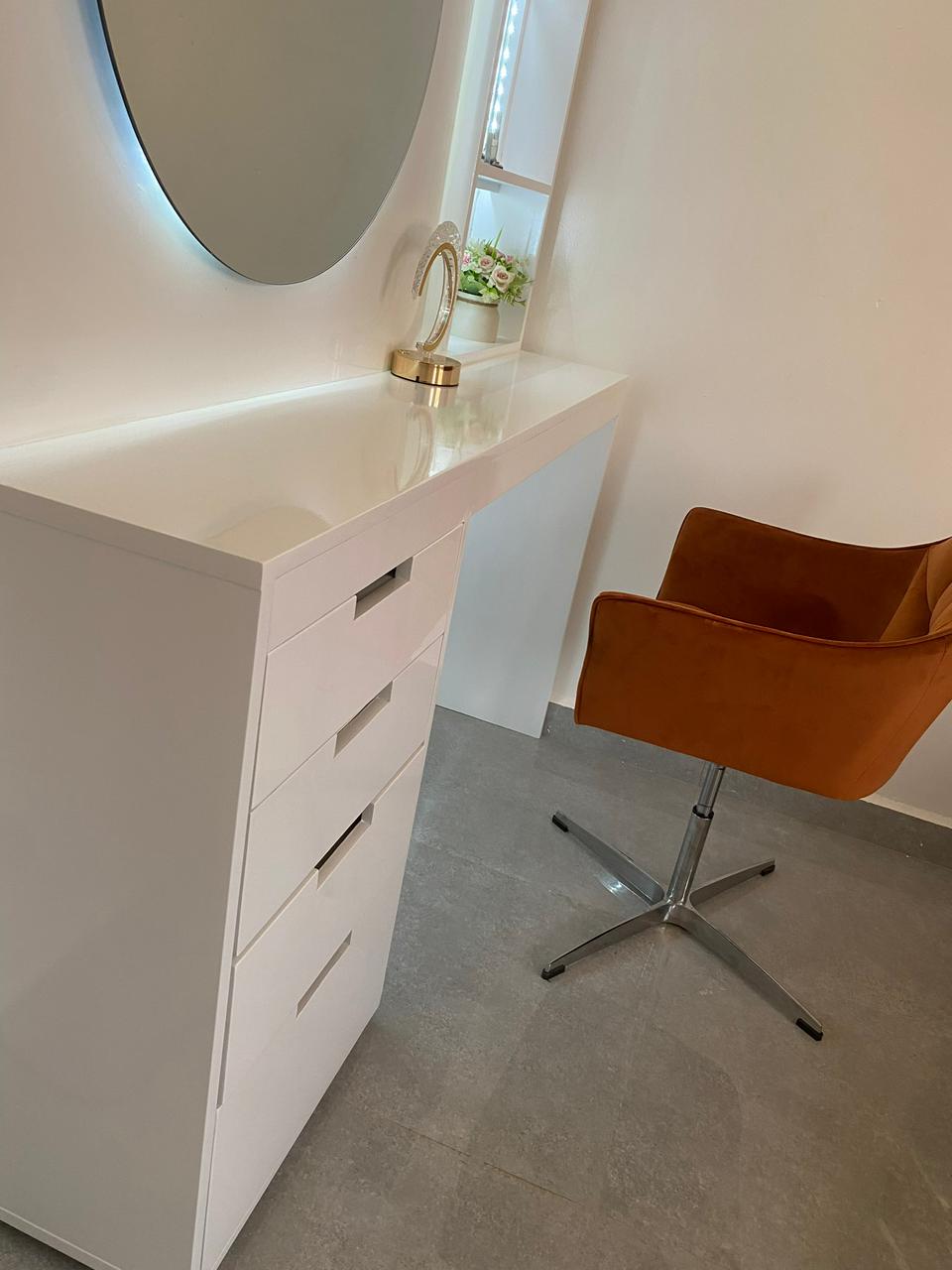 Escritório planejado elegante e funcional.