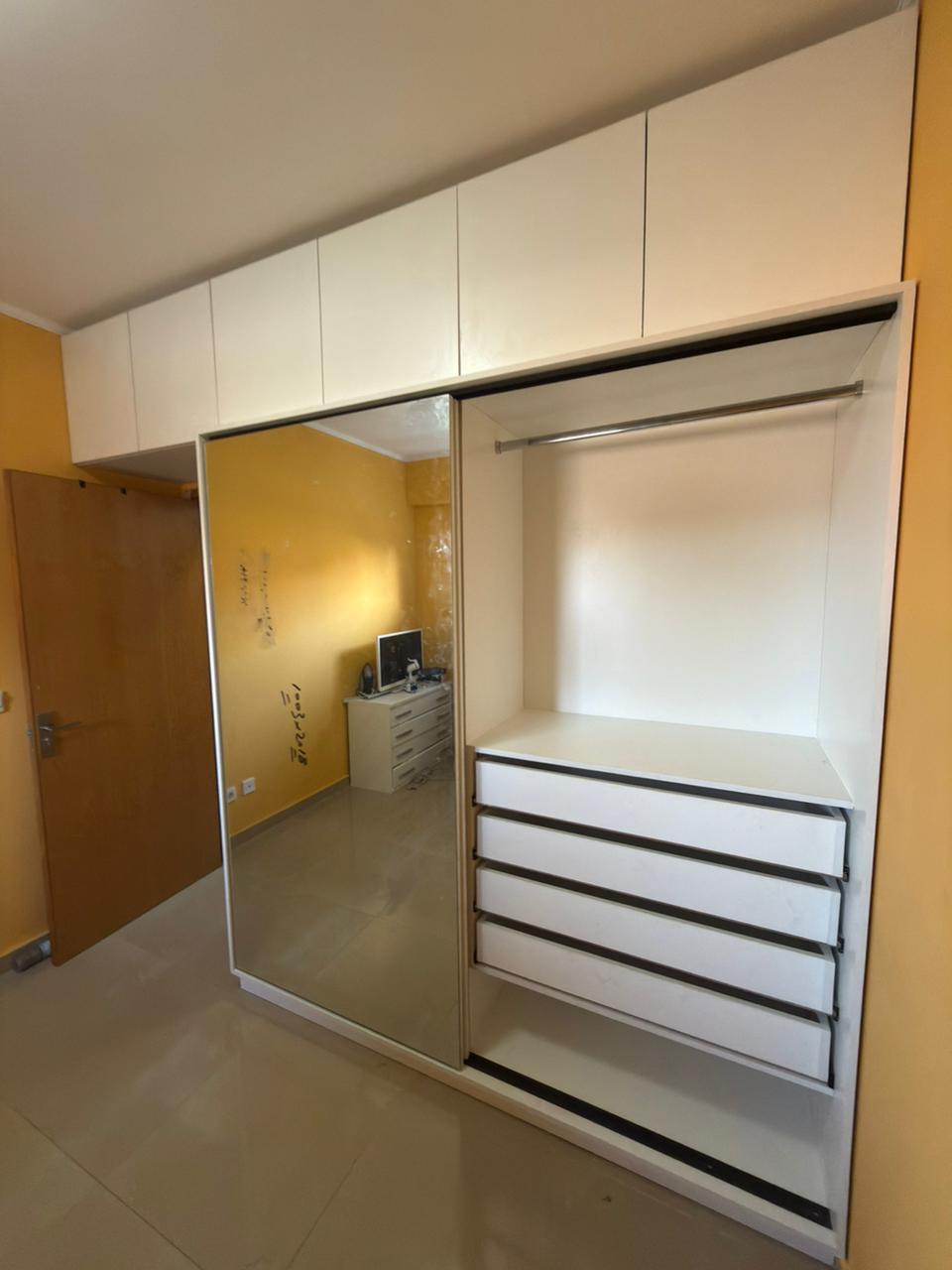 Guarda-roupa planejado moderno e funcional.