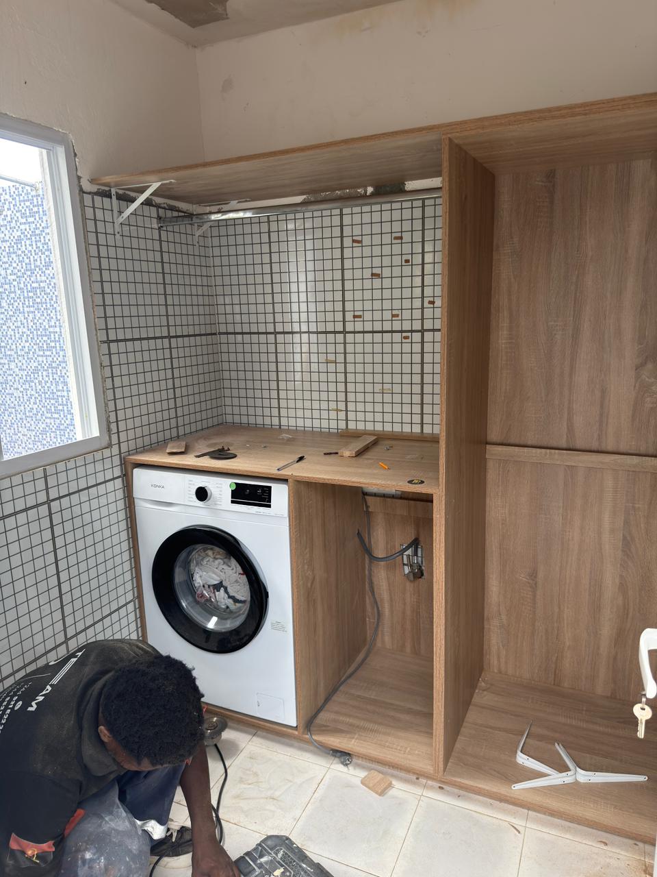 Lavandaria planejada elegante e funcional.